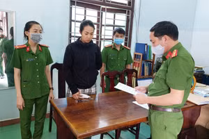 Công an đọc lệnh bắt tạm giam đối với Phạm Thị Mỹ Hằng. Ảnh: Công an. 