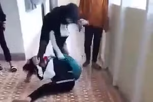 2 nữ sinh Trường THCS Nguyễn Bá Phát đánh nhau. Ảnh cắt clip.