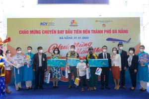 3 hành khách may mắn cũng đã nhận được 3 thẻ quà tặng vé máy bay khứ hồi Vietnam Airlines do Hãng hàng không Vietnam Airlines tài trợ.