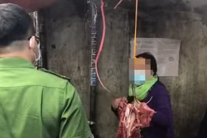 Bà N. đang bán thịt tại chợ. Ảnh: Công an cung cấp. 