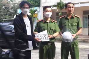 Cán bộ công an xã Hòa Nhơn thực hiện việc cấp biển số xe máy cho công dân. 