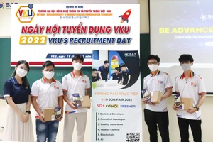 VKU đã phối hợp với gần 20 doanh nghiệp tổ chức ngày hội tuyển dụng nguồn nhân lực số với 120 chỉ tiêu vị trí việc làm cho sinh viên vừa ra trường.