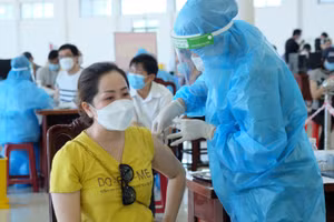 Tiêm vắc xin cho người dân. Ảnh tư liệu. 