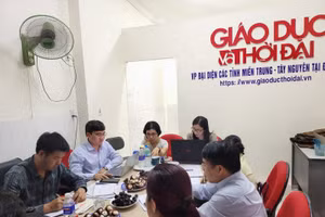 Đoàn kiểm tra của Sở Thông tin và Truyền thông TP. Đà Nẵng kiểm tra tại Văn phòng Thường trú Báo Giáo dục và Thời tại Đà Nẵng. 