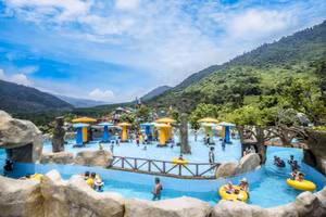 Khách du lịch vui chơi, nghỉ dưỡng và chăm sóc sức khỏe tại Khu du lịch Suối khoáng nóng Núi Thần Tài. 