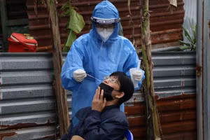 Lấy mẫu xét nghiệm Covid-19 cho người dân. 