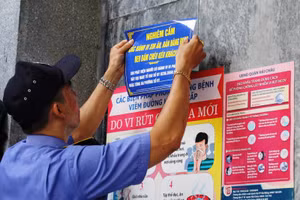 Các hàng quán tại Đà Nẵng dán biển nghiêm cấm hành vi lang thang xin ăn, xin ăn biến tướng. 