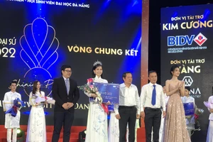 Thí sinh Trần Thị Hồng Linh (Trường Đại học Ngoại ngữ) đạt danh hiệu Hoa Khôi Đại học Đà Nẵng 2022. 