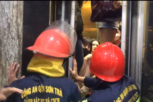 Lực lượng cứu hộ đang cứu nạn những người bị mắc kẹt trong thang máy. 