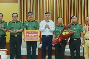 Ông Lê Trung Chinh (áo trắng) - Chủ tịch UBND TP Đà Nẵng khen thưởng cho Công an TP Đà Nẵng. 