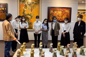 Ông Nguyễn Trung Kỳ – Phó Giám đốc Bảo tàng Mỹ thuật đang chia sẻ các tác phẩm đang được trưng bày tại Bảo tàng. Ảnh: Thảo Uyên