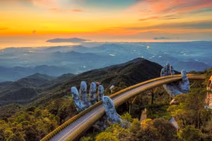 Cầu Vàng ở Khu du lịch Sun World Bà Nà Hills.