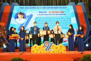 Ông Lương Nguyễn Minh Triết (áo trắng) - Phó Bí thư Thường trực Thành ủy, Chủ tịch HĐND TP Đà Nẵng và anh Nguyễn Mạnh Dũng - Bí thư Thành Đoàn Đà Nẵng trao tặng Giải thưởng 26/3 cho cán bộ Đoàn tiêu biểu. 