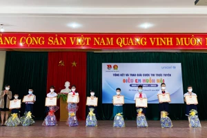 Ban tổ chức trao giải cho các học sinh đạt giải tại cuộc thi. 