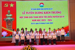 Phó Giám đốc Sở GD&ĐT Hà Nội Vương Hương Giang dự và trao thưởng cho các em học sinh tiêu biểu huyện Ba Vì.