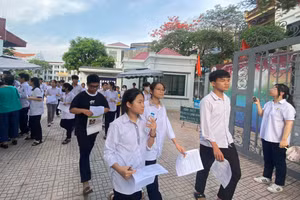 Các thí sinh hoàn thành bài thi môn Ngữ văn kỳ thi tuyển sinh vào lớp 10 năm 2024 của tỉnh Nam Định.