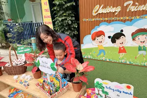 Trẻ được tặng những phần quà nhỏ xinh khi đem cây xanh tới trường.