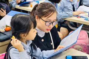 Phụ huynh sẽ cùng con tham gia các hoạt động ở buổi họp sơ kết kỳ 1 tại lớp. Ảnh minh họa: Đình Tuệ.