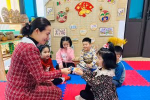 Trẻ tại Trường Mầm non Xuân Đỉnh B (Bắc Từ Liêm, Hà Nội) được cô giáo mừng tuổi trong buổi học đầu tiên sau kỳ nghỉ Tết Giáp Thìn 2024.