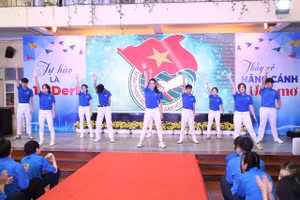 Chương trình Ngày hội Tiến bước lên Đoàn được tổ chức tại Trường THCS Chương Dương, Hoàn Kiếm, Hà Nội. 
