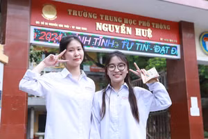 Thí sinh bày tỏ niềm vui khi hoàn thành kỳ thi tốt nghiệp THPT năm 2024 tại điểm thi Trường THPT Nguyễn Huệ - TP Nam Định. Ảnh: Đình Tuệ.