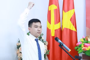 Nam sinh Phi Hồ Hải bày tỏ quyết tâm khi vinh dự được đứng trong hàng ngũ của Đảng. Ảnh: Đình Tuệ.