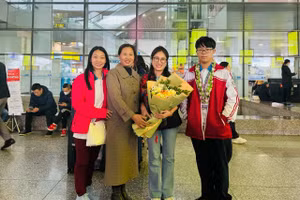 Nguyễn Tuấn Đại được mẹ cùng lãnh đạo nhà trường đón chào tại sân bay sau khi em đạt kết quả ấn tượng tại giải ITMC 2024. 
