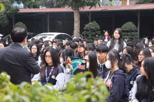 Học sinh khối 11 đặt câu hỏi với thầy Hiệu trưởng tại buổi đối thoại.