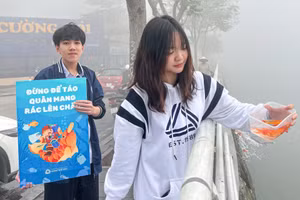 Cá chép được phóng sinh xuống nước, còn túi nilon sẽ ở lại trên bờ.