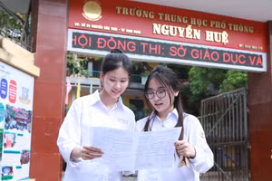 Thí sinh trao đổi bài sau khi kết thúc môn Tiếng Anh chiều 28/6 tại điểm thi Trường THPT Nguyễn Huệ, TP Nam Định (tỉnh Nam Định). Ảnh: Đình Tuệ.