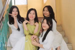 NGƯT Vũ Thị Quỳnh Anh và các em học trò tại Trường THPT Trần Hưng Đạo, tỉnh Nam Định.