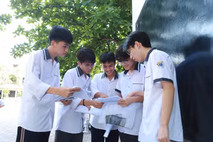 Thí sinh trao đổi bài sau khi hoàn thành môn Toán chiều 27/6 tại điểm thi Trường THPT Chuyên Lê Hồng Phong, TP Nam Định (tỉnh Nam Định). Ảnh: Đình Tuệ.