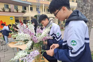 Các nam sinh Trường THPT Hoài Đức B cũng tự tay cắt và cắm từng giỏ hoa dự thi.