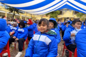 Sự vui mừng của trẻ vùng cao khi đón nhận tình cảm ấm áp và những phần quà ý nghĩa của đoàn thiện nguyện trước thềm Tết Nguyên đán Giáp Thìn 2024.