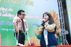 Em Vũ Thúy Hiền, học sinh lớp 10D2 đặt câu hỏi giao lưu cùng diễn giả Nguyễn Sơn Lâm tại chương trình.