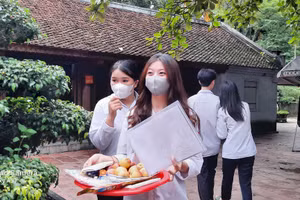 Thí sinh đến Đền Trần với mong muốn có tâm lý tự tin bước vào kỳ thi. Ảnh: Đình Tuệ