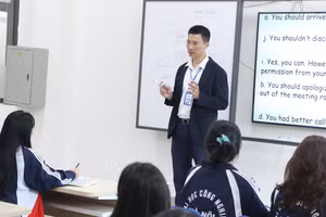 Giảng viên Trường ĐH Công nghiệp Hà Nội và các em sinh viên trong một giờ học trên lớp. Ảnh: Đình Tuệ.