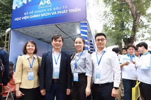 PGS.TS. NGƯT Trần Trọng Nguyên (thứ 2 từ trái sang) cùng các đồng nghiệp tại Ngày hội tư vấn tuyển sinh năm 2024 ở Hà Nội. Ảnh: Đình Tuệ.