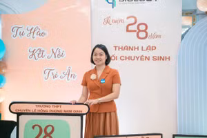 TS Trần Thị Thanh Xuân, Tổ trưởng Tổ Sinh học - Công nghệ của Trường THPT chuyên Lê Hồng Phong là 1 trong 3 nhà giáo của tỉnh Nam Định được phong tặng danh hiệu "Nhà giáo Ưu tú" năm 2023. Ảnh: Nhà trường cung cấp. 