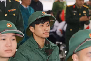 Các tân binh có mặt tại Trung tâm Văn hóa thông tin và Thể thao huyện Hoài Đức từ sớm để dự lễ giao nhận quân năm 2024.