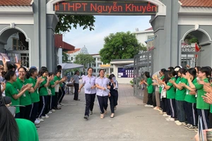 Hình ảnh thí sinh ra khỏi phòng thi được các thanh niên tình nguyện vỗ tay chào đón, động viên sau khi kết thúc kỳ thi. 