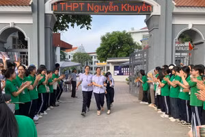 Hình ảnh thí sinh ra khỏi phòng thi được các thanh niên tình nguyện vỗ tay chào đón, động viên sau khi kết thúc kỳ thi. 