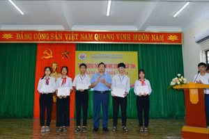 Ông Vũ Thế Hưng - Trưởng Phòng GD&ĐT Hải Hậu trao thưởng cho các em học sinh đạt thành tích cao tại kỳ thi HSG cấp tỉnh năm 2024.