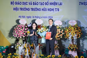 Thay mặt lãnh đạo Bộ GD&ĐT, Thứ trưởng Nguyễn Thị Kim Chi trao quyết định bổ nhiệm lại Hiệu trưởng Trường Hữu Nghị T78 cho thầy Lê Phú Thắng.