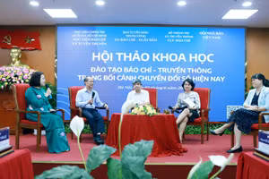 Các đại biểu khách mời cùng tham gia tọa đàm tại hội thảo. 