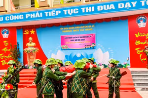 Hình ảnh tái hiện cảnh các chiến sĩ Điện Biên năm xưa đối mặt với nhiều hiểm nguy, gian khổ thậm chí cả hi sinh để kéo pháo vào trận địa dưới làn đạn địch. 