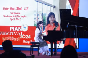 Thí sinh Đào Ban Mai lớp 11E trình bày phần thi của mình trên sân khấu. 