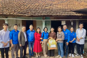 Thầy trò Trường THPT Hoài Đức C tặng quà Tết tới gia đình khó khăn trên địa bàn xã Song Phương.