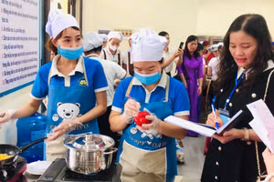 Tham gia dự hội thi là 62 nhân viên nuôi dưỡng đã được chọn ra từ hội thi nhân viên nuôi dưỡng giỏi cấp trường của 31 trường Mầm non công lập trên địa bàn huyện Phú Xuyên. 