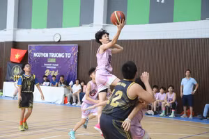 Từng đường bóng sắc sảo đã được các cầu thủ tạo ra để tiếp cận lưới đối phương.